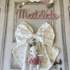 Fiocco Nascita Panna a Fiori con Nome in Tricotin e Coniglietta in Amigurumi