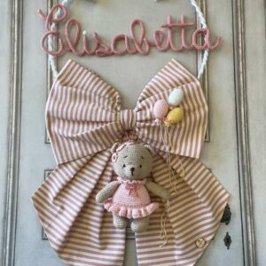 Fiocco Nascita Righe Terracotta e Panna con Nome in Tricotin, Macramè e Orsetta in Amigurumi