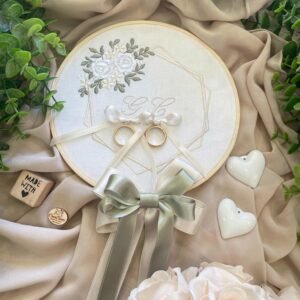 Telaio Porta Fedi Ricamato con Decoro Rose Bianche e Iniziali Ø 18