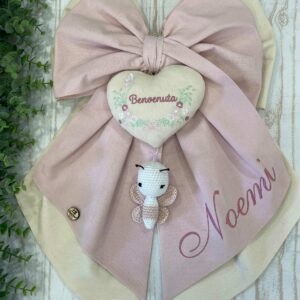 Fiocco Nascita Rosa e Panna con Ricamo Nome, Cuore e Farfalla Amigurumi