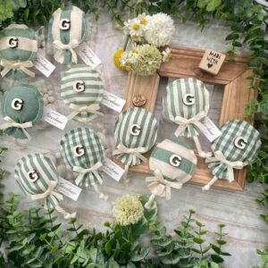 Mini Palloncino Verde con Iniziale in Legno e Tag Personalizzato