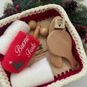 Cestino Natalizio in Crochet con Lavette e Set da Bagno in Legno