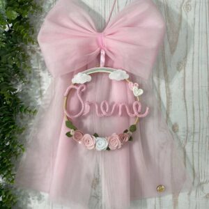 Fiocco Nascita Bimba in Tulle Rosa con Mini Telaio con Rose, Arcobaleno e Nome in Tricotin