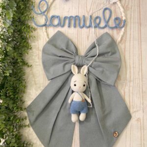 Fiocco Nascita Azzurro Polvere con Nome in Tricotin, Macramè e Coniglietto in Amigurumi