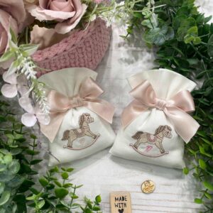 Sacchetto Sartoriale Colore Seta con Ricamo Cavallino a Dondolo e Iniziale Rosa