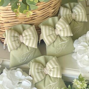 Sacchetto Sartoriale Colore a Scelta Con Ricamo Iniziale e Papillon Portachiavi