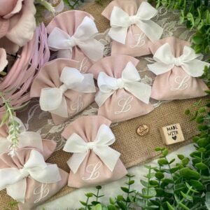 Mini Sacchetto Rosa Cipria con Ricamo Iniziale e Nastro in Crepe di Seta