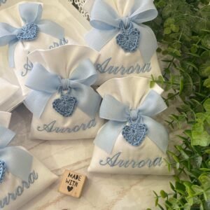 Sacchetto Sartoriale Tinto Filo Bianco con Ricamo Celeste e Cuore in Crochet