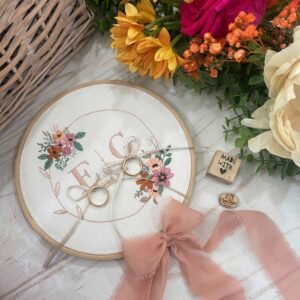 Telaio Porta Fedi Ricamato con Decoro Floreale e Iniziali Ø 18
